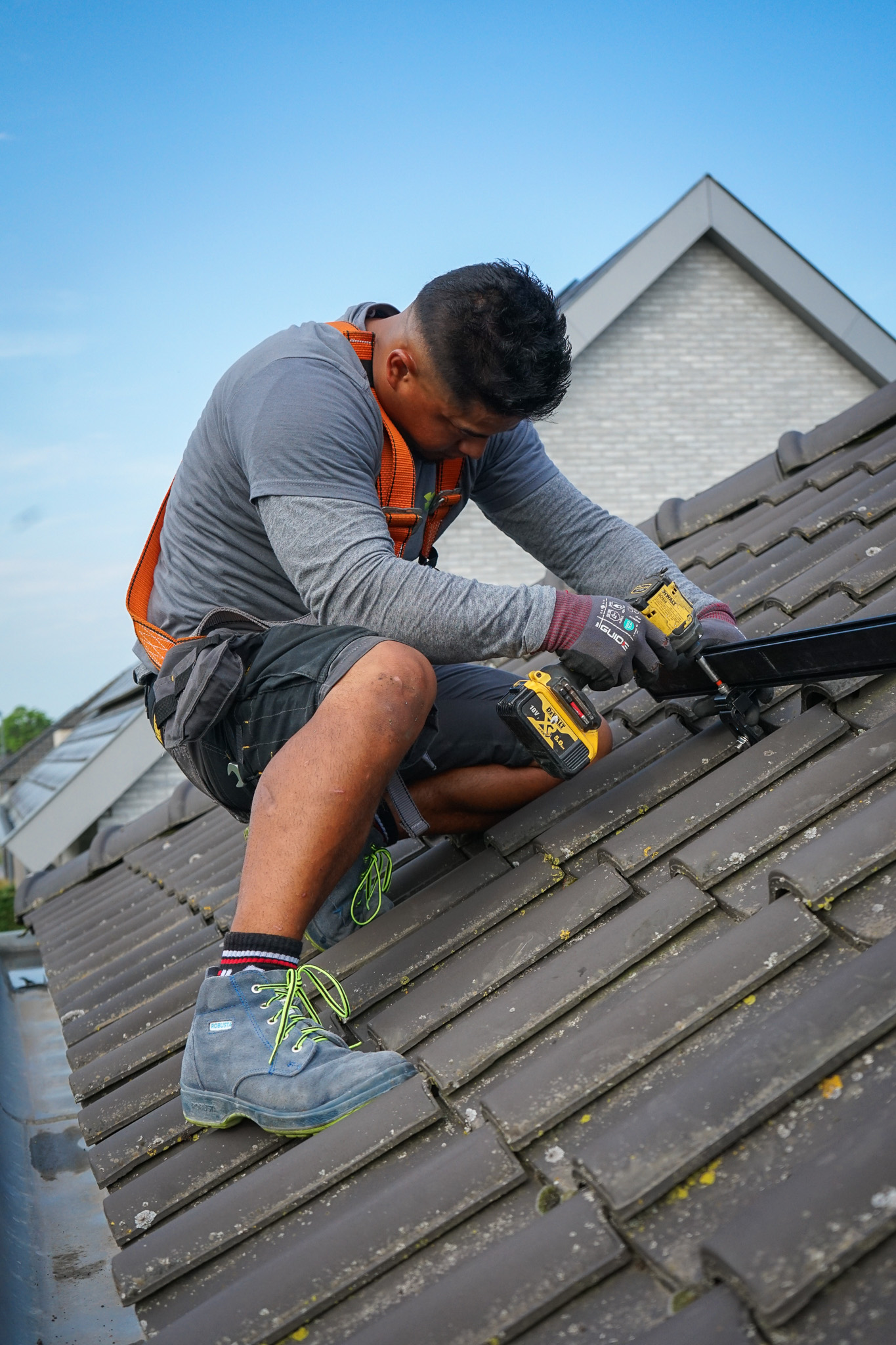 Een afbeelding van een technieker die zonnepanelen zet